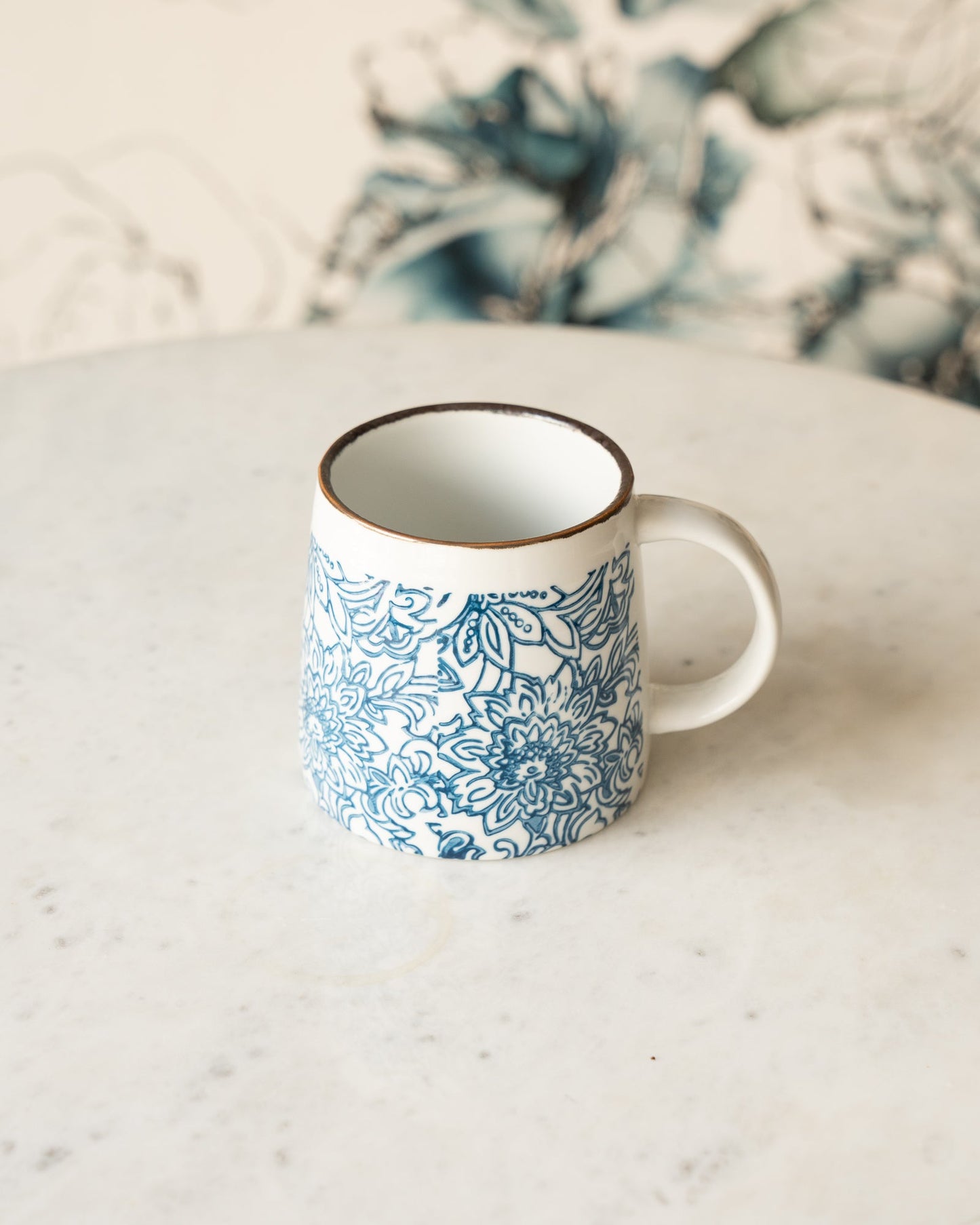 tazas azules y blancas