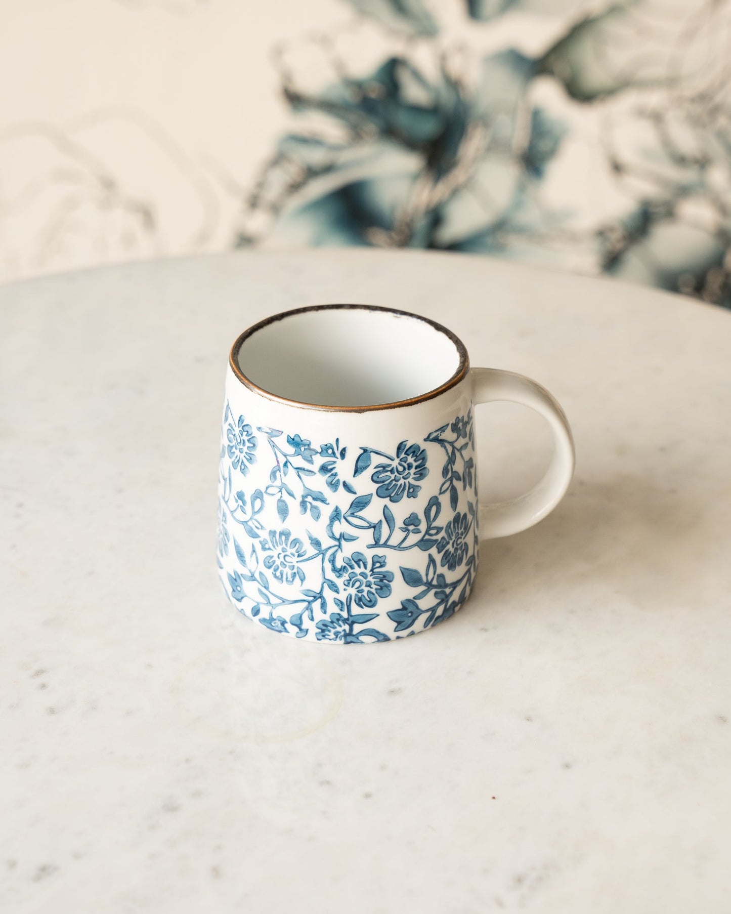 tazas azules y blancas