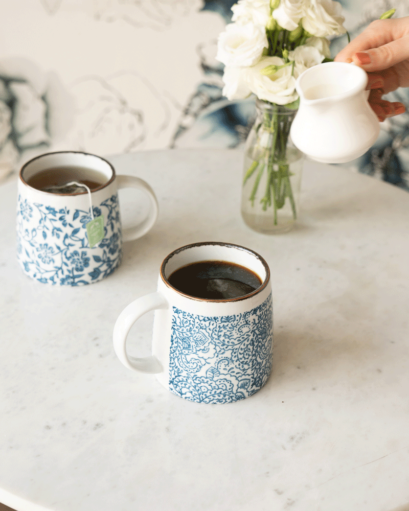 tazas azules y blancas
