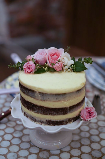 Cake decorated with pink flowers. 
