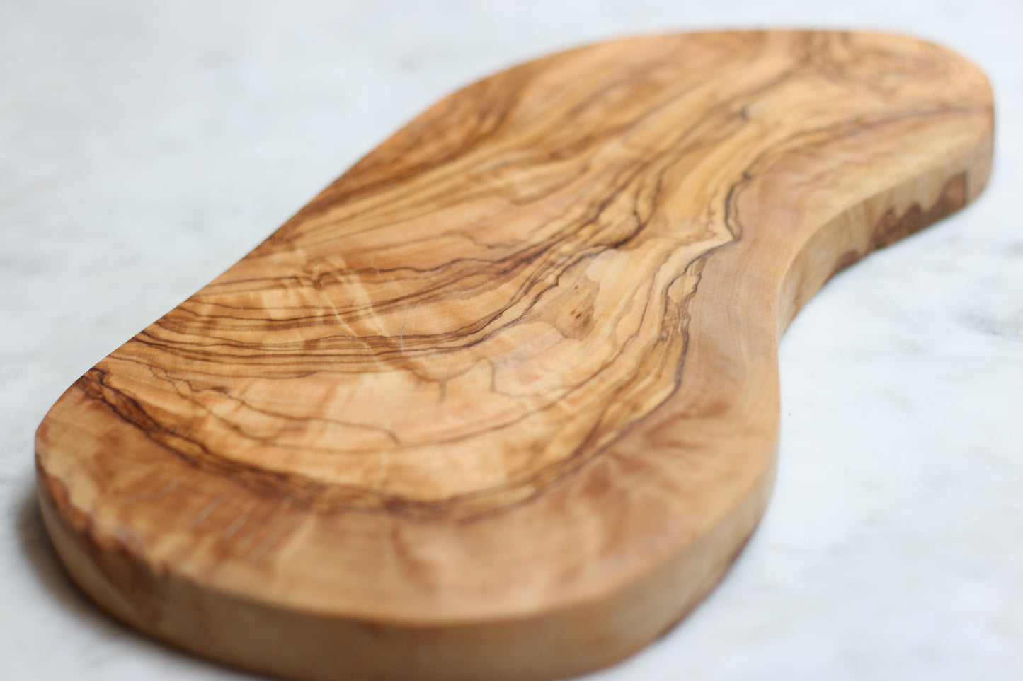 maman wooden board — natural wood grain and shape detail