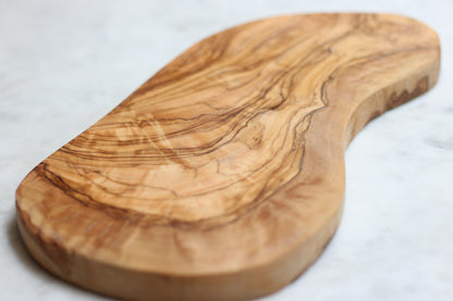 maman wooden board — natural wood grain and shape detail
