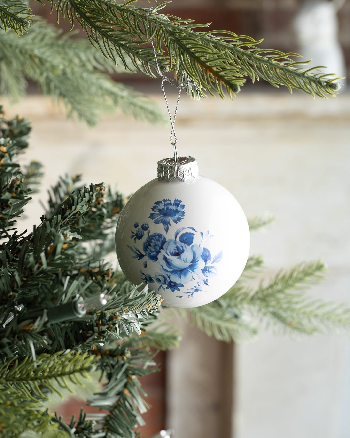 bola de cristal floral azul y blanca 