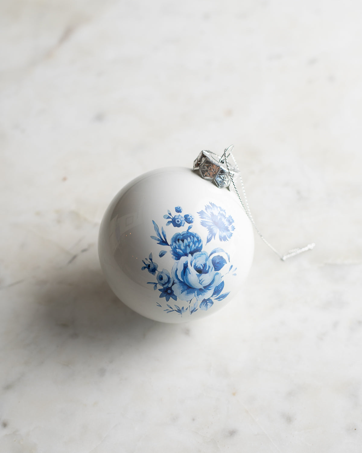 bola de cristal floral azul y blanca 